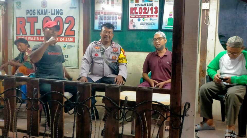 Bhabinkamtibmas Pejuang Sambangi Pos Kamling RW 13 Perum Pejuang Jaya