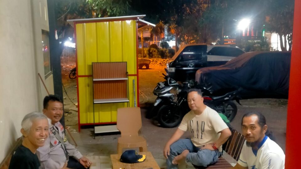 Patroli Malam Bhabinkamtibmas Pejuang Sambangi Komplek Perum Permata