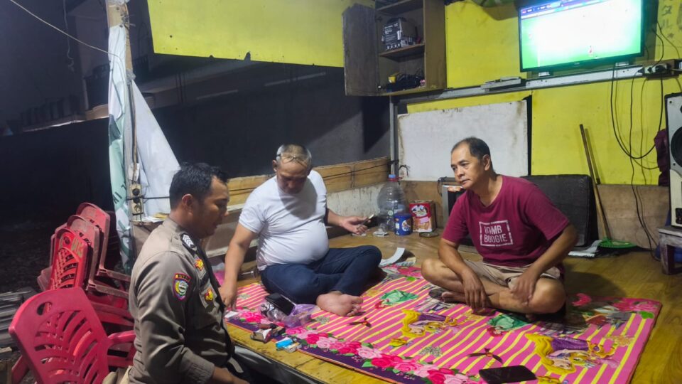 Bhabinkamtibmas Jatimelati Sambangi Warga Ronda Malam di Kampung Sawah