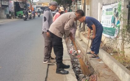 Jaga Jakarta Bersih dan Asri, Bhabinkamtibmas Jakasampurna Ajak Warga Peduli Kebersihan Lingkungan