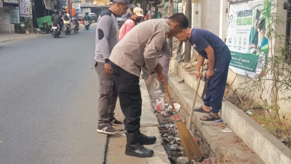 Jaga Jakarta Bersih dan Asri, Bhabinkamtibmas Jakasampurna Ajak Warga Peduli Kebersihan Lingkungan