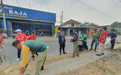 Grebek K-3 di Cimuning, Bhabinkamtibmas Bersama Warga Jaga Lingkungan Tetap Bersih dan Aman
