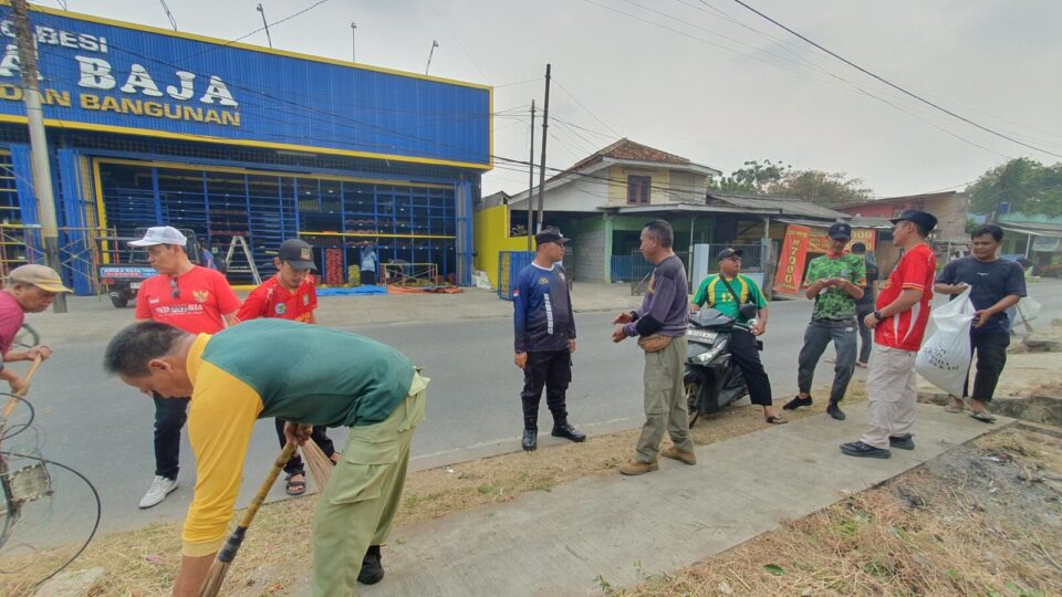 Grebek K-3 di Cimuning, Bhabinkamtibmas Bersama Warga Jaga Lingkungan Tetap Bersih dan Aman