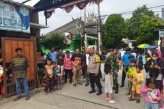 Bhabinkamtibmas Padurenan Amankan Hiburan Reog dalam Rangka Tedak Siten di Mustikajaya