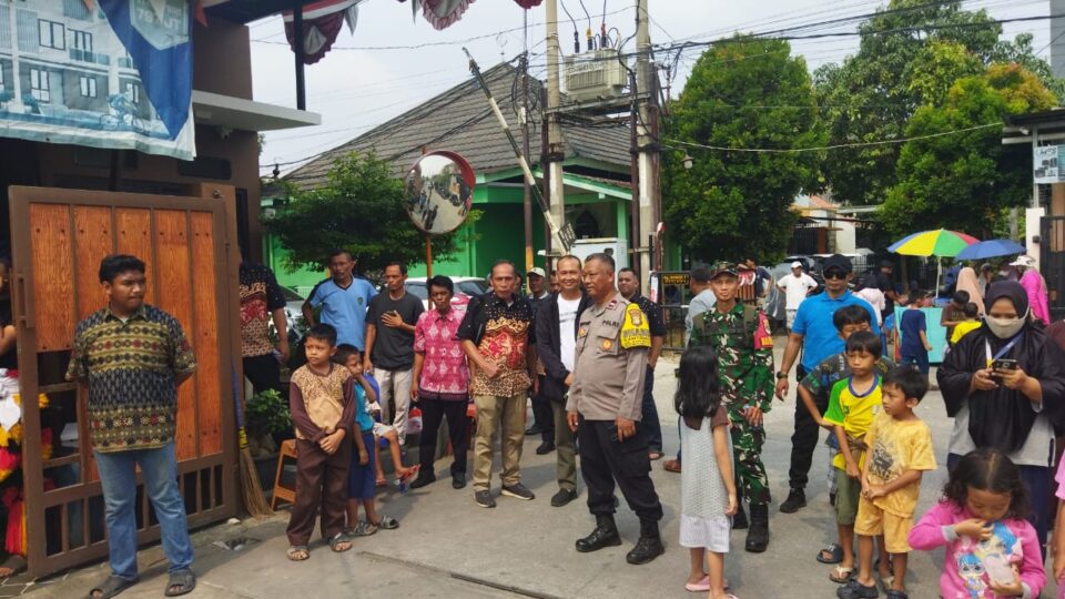 Bhabinkamtibmas Padurenan Amankan Hiburan Reog dalam Rangka Tedak Siten di Mustikajaya