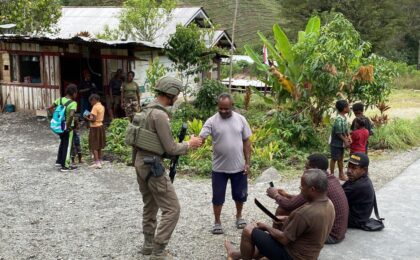 Patroli Humanis Satgas Damai Cartenz Jaga Kamtibmas di Distrik Muara Puncak Jaya