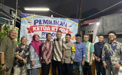 Bhabinkamtibmas Kranji Polsek Bekasi Barat Kawal Pemilihan Ketua RT, Ajak Warga Aktifkan Siskamling