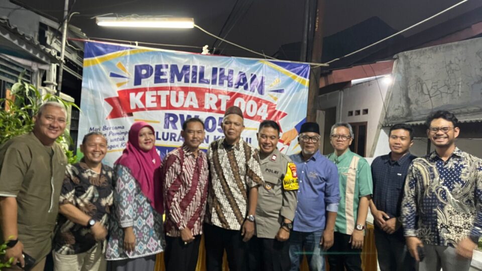 Bhabinkamtibmas Kranji Polsek Bekasi Barat Kawal Pemilihan Ketua RT, Ajak Warga Aktifkan Siskamling