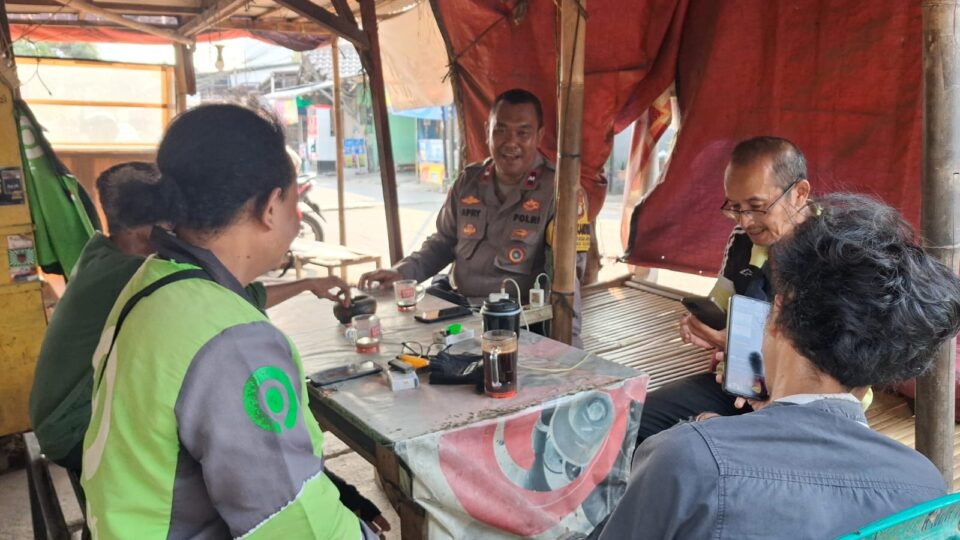 Bhabinkamtibmas Marga Jaya Sambangi Warga, Sampaikan Pesan Kamtibmas