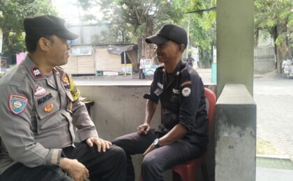 Bhabinkamtibmas Pekayon Jaya Sambangi Pos Keamanan, Perkuat Kewaspadaan Lingkungan