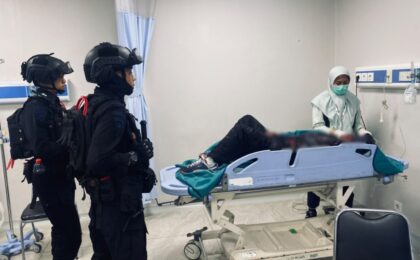 Brimob Metro Jaya Evakuasi Korban Laka di Jalur Trans Jakarta