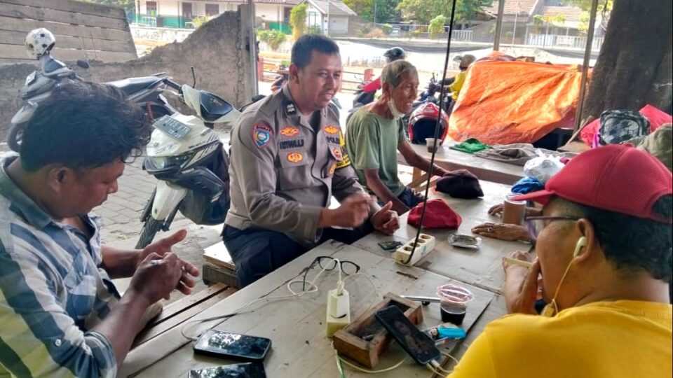 Patroli Dialogis Bhabinkamtibmas Kayuringin Jaya Perkuat Kolaborasi Warga Jaga Kamtibmas