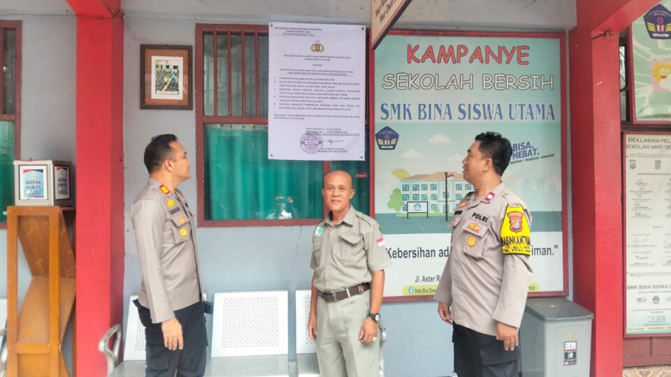 Jaga Pelajar, Kapolsek Bekasi Barat Melakukan Pemasangan Banner Maklumat di SMK Bina Siswa Utama
