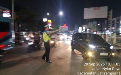 Polsek Jatisampurna Gelar Gatur Lalin, Personel Bantu Pedagang Menyeberang