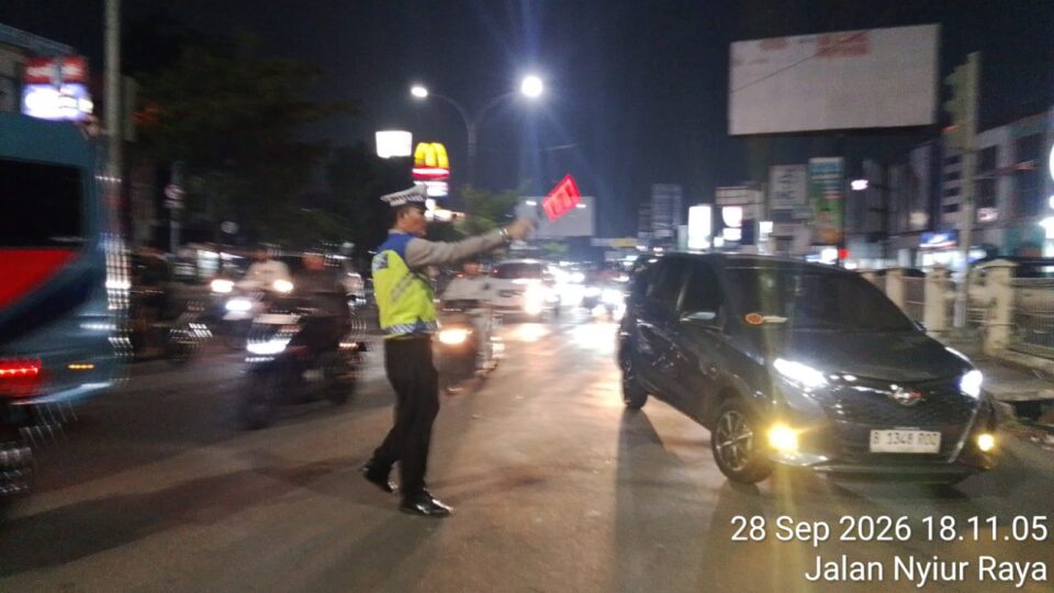 Polsek Jatisampurna Gelar Gatur Lalin, Personel Bantu Pedagang Menyeberang