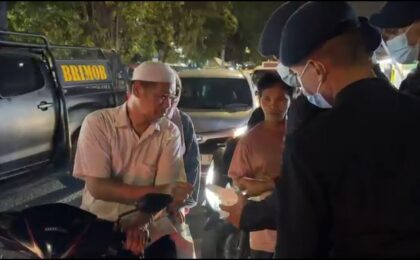 Satbrimob Polda Metro Jaya Bagikan Masker kepada Warga Terdampak Abu Vulkanik