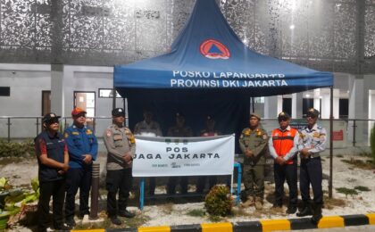 Patroli Malam, Polsek Kepulauan Seribu Selatan Sosialisasikan Layanan Polisi 110 dan Ajak Warga Tangkal Hoaks