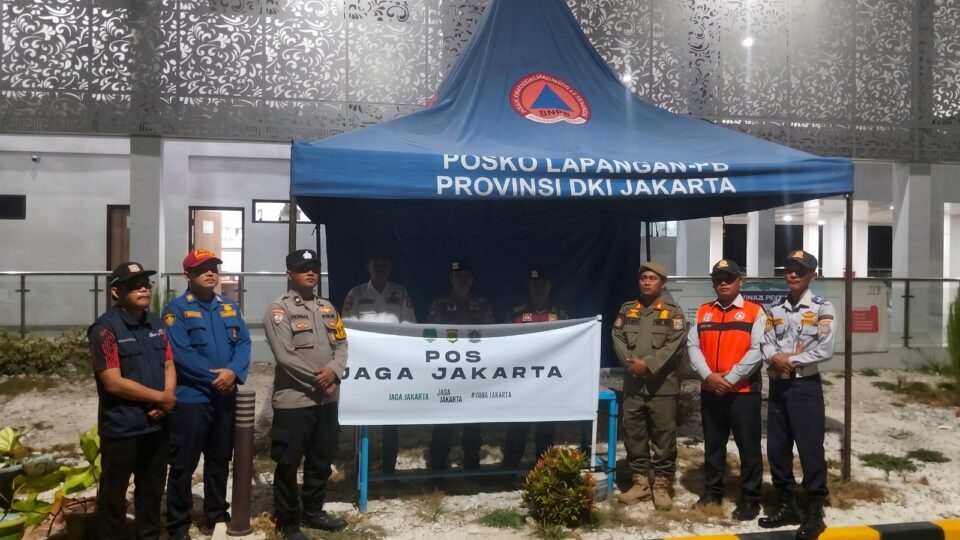 Patroli Malam, Polsek Kepulauan Seribu Selatan Sosialisasikan Layanan Polisi 110 dan Ajak Warga Tangkal Hoaks