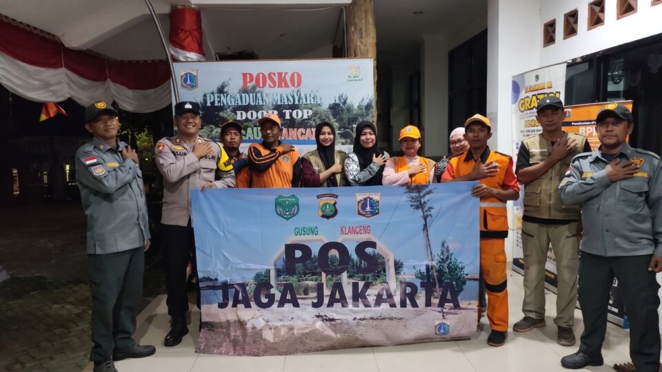 Patroli Malam Polsek Kepulauan Seribu Selatan, Polisi Sosialisasikan Layanan 110 dan Ingatkan Warga Waspadai Hoaks