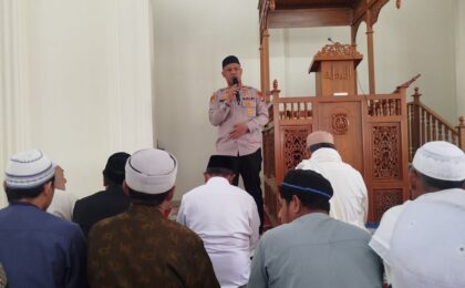 Jaga Jakarta On The Spot, Kapolsek Pondok Gede Sampaikan Pesan Kamtibmas Setelah Sholat Jumat di Jaticempaka