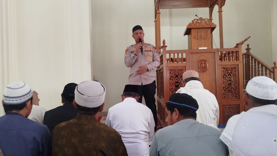 Jaga Jakarta On The Spot, Kapolsek Pondok Gede Sampaikan Pesan Kamtibmas Setelah Sholat Jumat di Jaticempaka