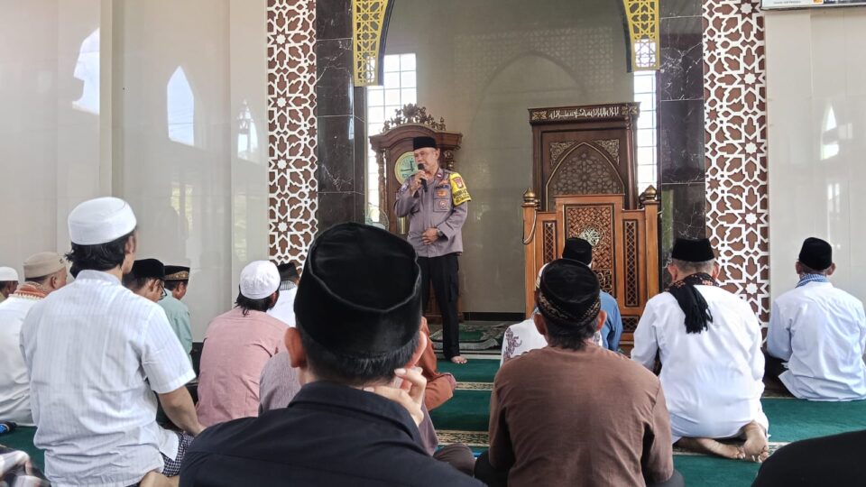 Safari Jumat Polsek Cikarang Pusat Ajak Warga Jaga Kerukunan Jelang Pilkades
