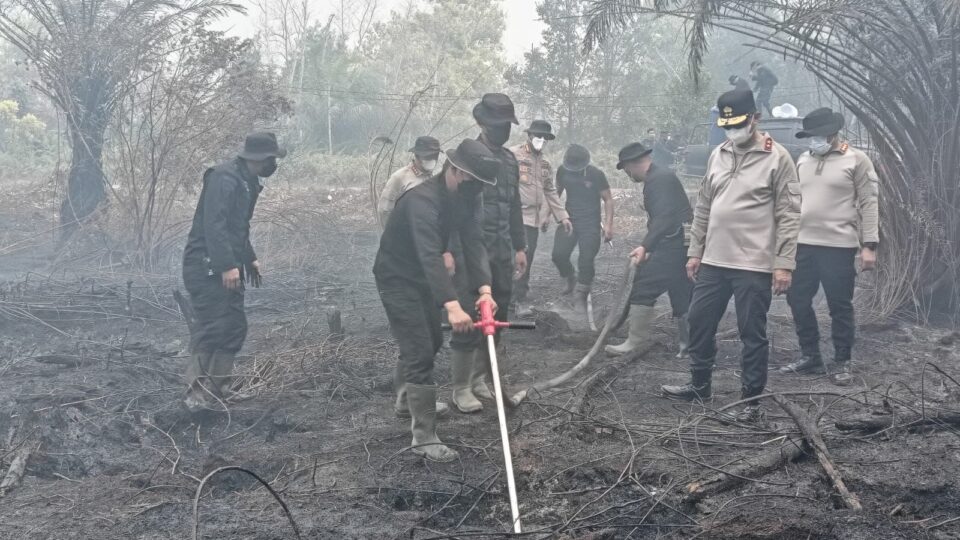 Polda Kalteng Optimalkan Serbuk Tepung Singkong "Hertindo AF31", Untuk Padamkan Bara di Lahan Gambut