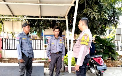 Bhabinkamtibmas Kayuringin Jaya Sambangi Pos Keamanan, Ajak Warga Tingkatkan Kewaspadaan