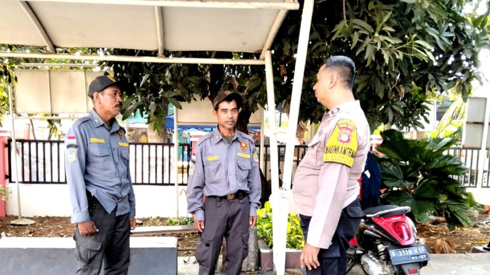 Bhabinkamtibmas Kayuringin Jaya Sambangi Pos Keamanan, Ajak Warga Tingkatkan Kewaspadaan