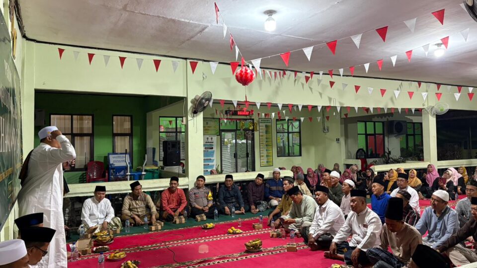 POLISI BAIK, BHABINKAMTIBMAS HADIRI PERINGATAN MAULID NABI BESAR MUHAMMAD SAW