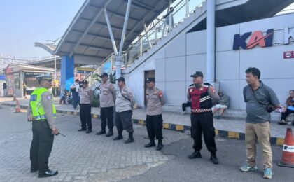 Polres Metro Bekasi Kota Gelar Gladi Simulasi Penyekatan di Stasiun Kranji
