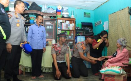Wujudkan polri sebagai sosok yang melayani, SPN Polda Metro Jaya libatkan siswa diktuk dlm aksi peduli warga sekitar. 
