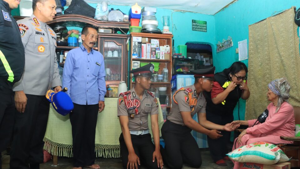 Wujudkan polri sebagai sosok yang melayani, SPN Polda Metro Jaya libatkan siswa diktuk dlm aksi peduli warga sekitar. ‎ ‎