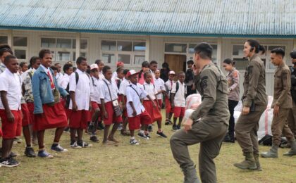 Bermain dan Belajar Bersama Anak, Satgas Kepolisian Operasi Damai Cartenz Berikan Dukungan Psikologis di SD Inpres Kago