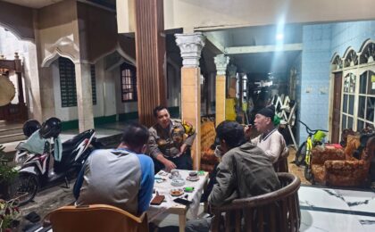 Bhabinkamtibmas Polsek Pondok Gede Sambangi Warga Jatimelati, Serap Aspirasi dan Cegah Kenakalan Remaja
