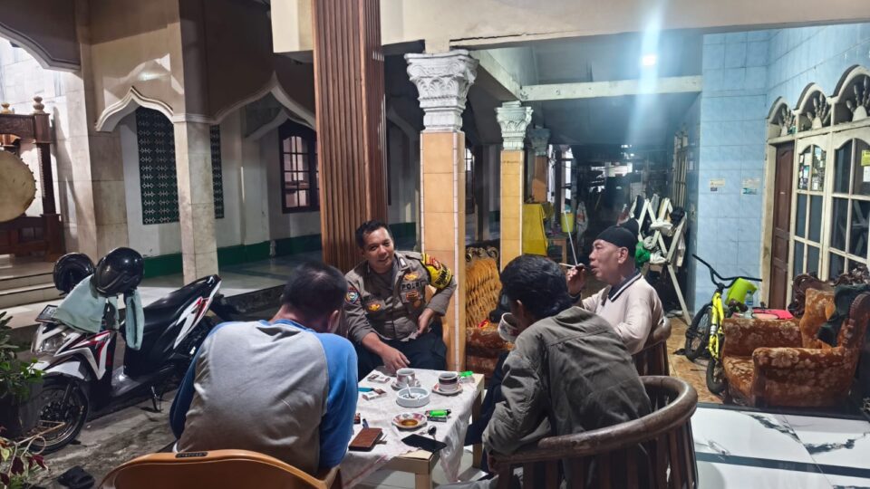 Bhabinkamtibmas Polsek Pondok Gede Sambangi Warga Jatimelati, Serap Aspirasi dan Cegah Kenakalan Remaja