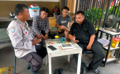 Patroli Dialogis di Pejuang Estate, Bhabinkamtibmas Ajak Warga Waspadai Kejahatan Jalanan