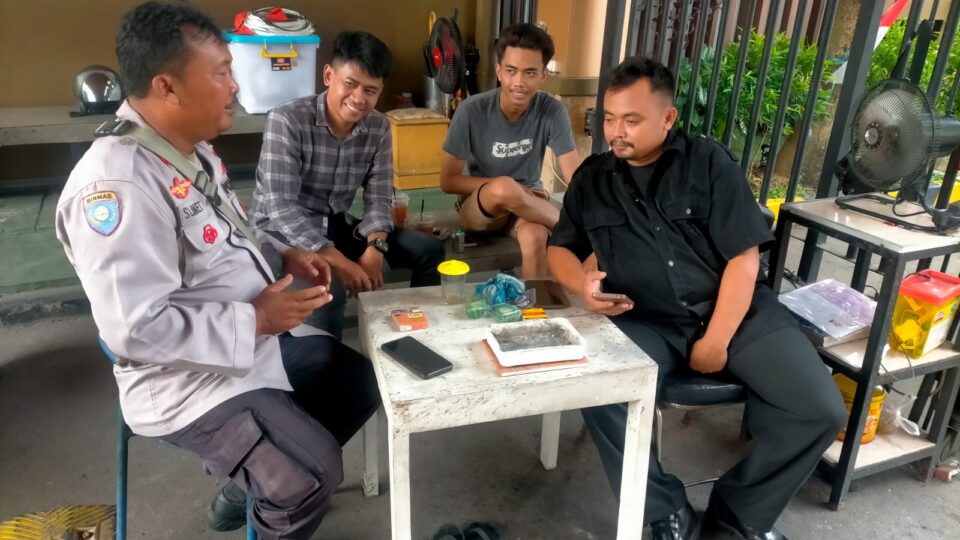 Patroli Dialogis di Pejuang Estate, Bhabinkamtibmas Ajak Warga Waspadai Kejahatan Jalanan