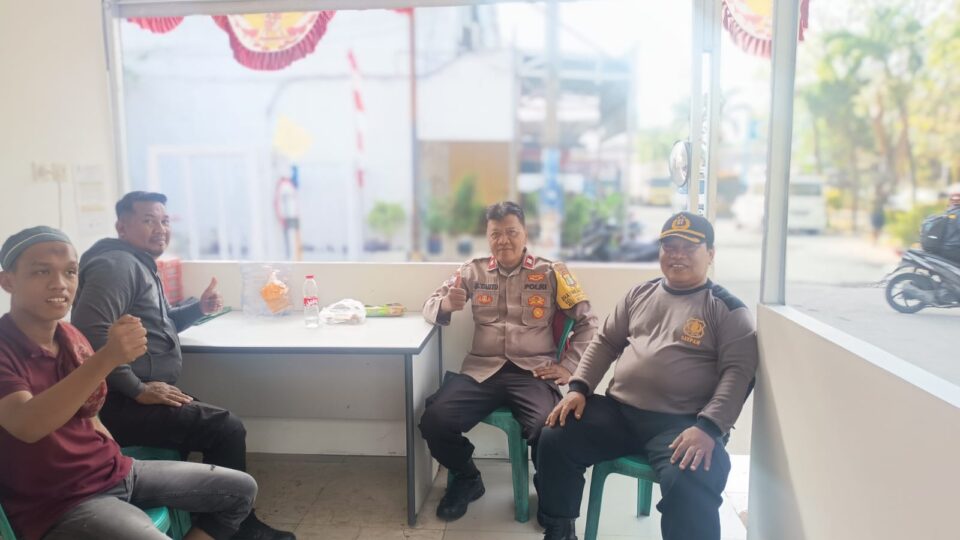 Sambangi Pos RW 22 Jakasampurna, Bhabinkamtibmas Sosialisasi Layanan Pengaduan WhatsApp SPKT