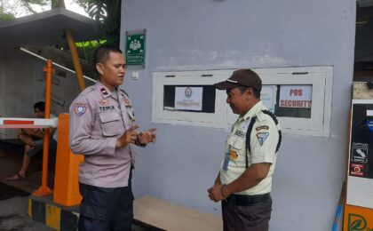 Sambangi Klinik Trimedika Bintara, Polsek Bekasi Barat Titip Pesan Keselamatan untuk Pengunjung