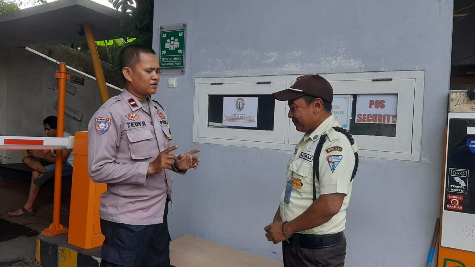 Sambangi Klinik Trimedika Bintara, Polsek Bekasi Barat Titip Pesan Keselamatan untuk Pengunjung