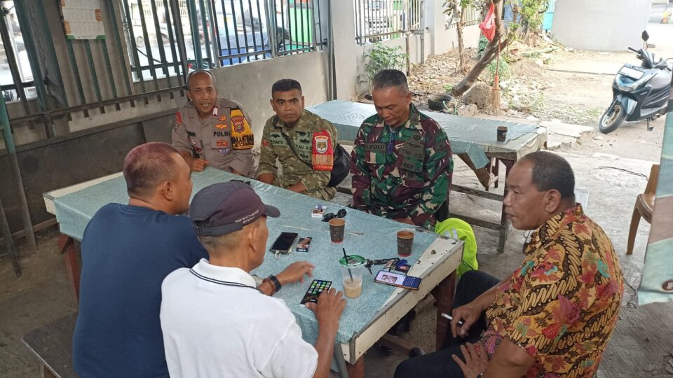Sinergitas TNI-Polri Sambangi Tokoh Masyarakat Jaticempaka, Sosialisasikan Call Center 110
