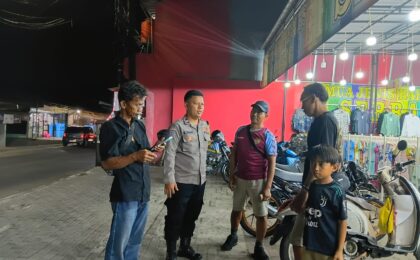 Patroli Sambang Jaga Parkiran, Bhabinkamtibmas Jatiluhur Ingatkan Keamanan Toko Swalayan