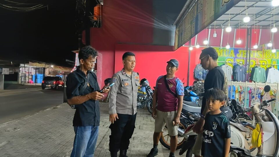 Patroli Sambang Jaga Parkiran, Bhabinkamtibmas Jatiluhur Ingatkan Keamanan Toko Swalayan