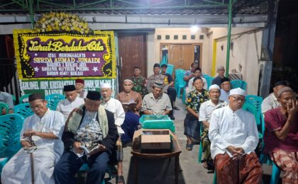 Sinergitas TNI-Polri dan Warga Margahayu Gelar Doa Bersama Malam Ke-7 Almarhum Serda Ahmad Junaidi