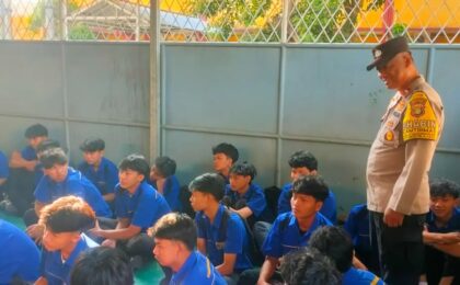 Cegah Keterlibatan Pelajar dalam Aksi Jalanan, Polsek Bantargebang Dampingi Simulasi Penyekatan di SMK KBM 1