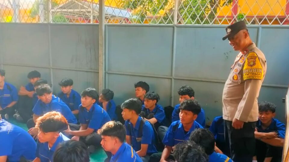 Cegah Keterlibatan Pelajar dalam Aksi Jalanan, Polsek Bantargebang Dampingi Simulasi Penyekatan di SMK KBM 1