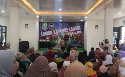 Wujud Kepedulian Lansia, Bhabinkamtibmas Bekasi Jaya Monitoring Lomba Karaoke IPB