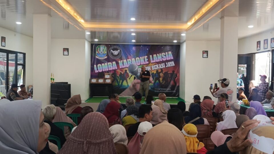 Wujud Kepedulian Lansia, Bhabinkamtibmas Bekasi Jaya Monitoring Lomba Karaoke IPB