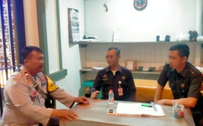 Sambangi Kawasan Perumahan Bulevard, Bhabinkamtibmas Pejuang Imbau Waspada Kejahatan Malam